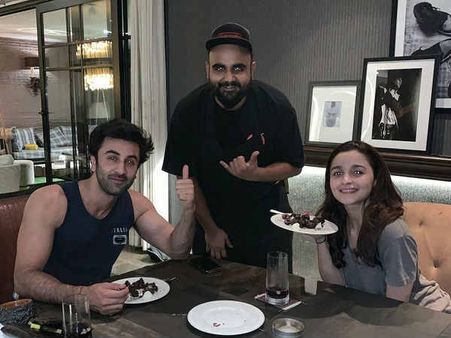 लिव इन रिलेशनशिप में रह रहे रणबीर आलिया की पहली तस्वीर वायरल