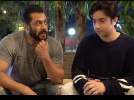 कोरोना का तमाशा बनाते फैन्स को सलमान की लताड़ - मैं बहुत डरा हुआ हूं, तुम कैसे बहादुर बन रहे?