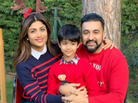 लॉकडाउन में शिल्पा शेट्टी ने दबवाए बेटे वियान से पैर, वायरल हुआ वीडियो