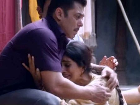 54 के सलमान तो 44 की उनकी मां, 54 के शाहरूख और 46 की मां, मिलिए ऑनस्क्रीन बेटों से छोटी मां से