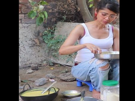 लॉकडाउन से गांव में फंसी रतन राजपूत पर मुसीबत, बारिश में चूल्हे पर बनाया खाना, बाथरूम नहीं Video