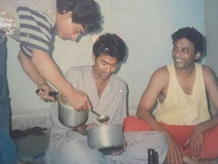 इरफान खान की पुरानी तस्वीर वायरल- दोस्तों के साथ खाना खाते आ रहे हैं नजर