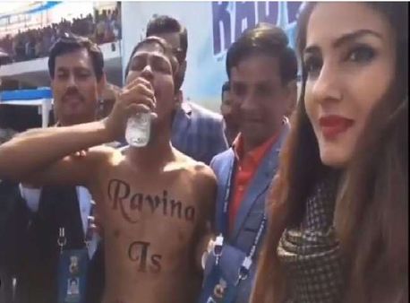 VIDEO फैन ने सीने पर बनाया टैटू- 'रवीना टंडन मेरी भगवान हैं', एक्ट्रेस को सामने देख फूटकर रोने लगा