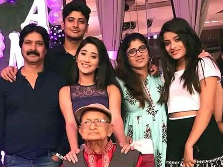 ये रिश्ता की 'नायरा शिवांगी जोशी' को जन्मदिन पर मिली मौत की खबर, दादाजी का निधन !