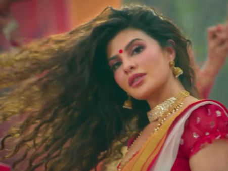 जैकलीन फर्नांडिस का सुपर हॉट डांस वायरल, गेंदा फूल पर लगाए ठुमके-VIDEO