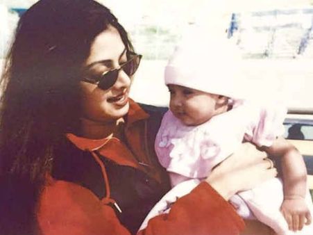 जान्हवी कपूर ने श्रीदेवी के साथ शेयर की अपनी इतनी नन्हीं तस्वीर, पर कुछ लिख नहीं पाईं