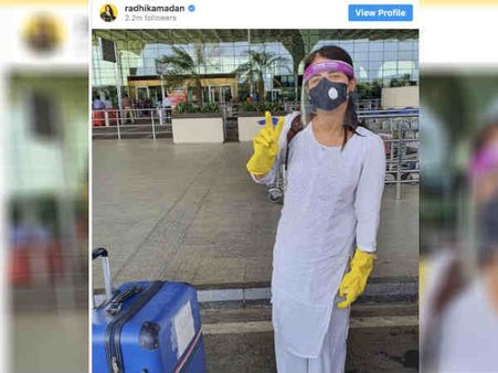 प्लेन चालू होते ही राधिका मदान ने कटाया घर का टिकट, एयरपोर्ट से डाली तस्वीर - मां मैं आ रही हूं