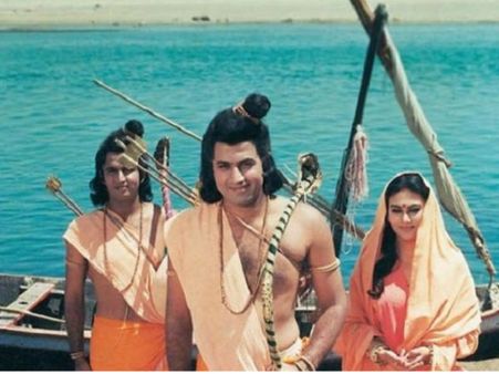 रामायण किस्सा: गंगा नदी में फंस गए राम-सीता, विग उतार पानी में कूदे लक्ष्मण, फट गई धोती Video
