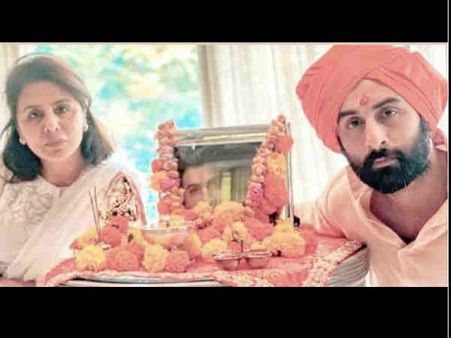 ऋषि कपूर के चौथे से सामने आई रणबीर और नीतू कपूर की ये भावुक कर देने वाली तस्वीर