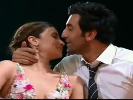 आलिया भट्ट को Kiss करने में रणबीर ने की गलती, होना पड़ा शर्मिंदा, लीक हुआ पुराना VIDEO