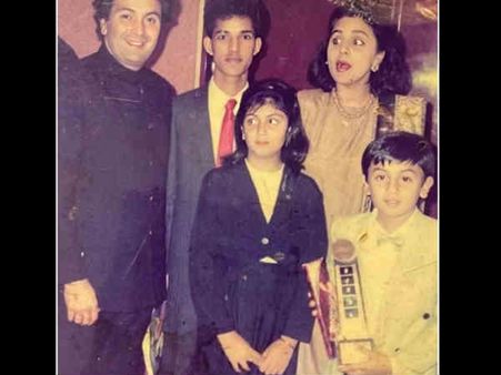 Pic of the Day: नन्हें से रणबीर के हाथों में ऋषि कपूर की बड़ी सी ट्रॉफी, तेज़ी से वायरल हुई तस्वीर