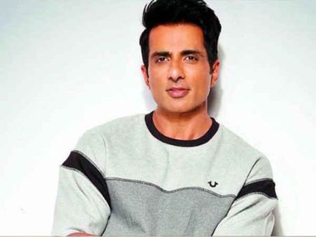 बेटियों से खेत जुतवा रहा था किसान, सोनू सूद ने गिफ्ट में दे दिया ट्रैक्टर- कहा, बेटियों को पढ़ने दो