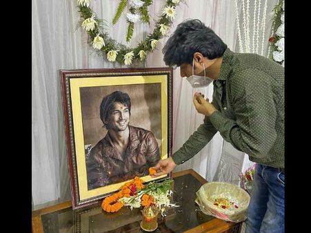 सुशांत सिंह राजपूत के पटना वाले घर पहुंचे दोस्त संदीप सिंह और शेखर सुमन, दी श्रद्धांजलि- तस्वीरें