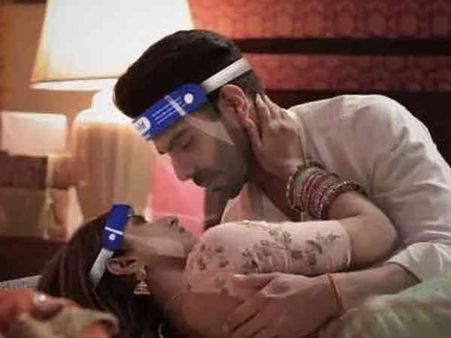 Pics: हेलमेट पहन कर लवमेकिंग सीन शूट कर रहे हैं अपारशक्ति और प्रनूतन, देखिए मज़ेदार तस्वीरें