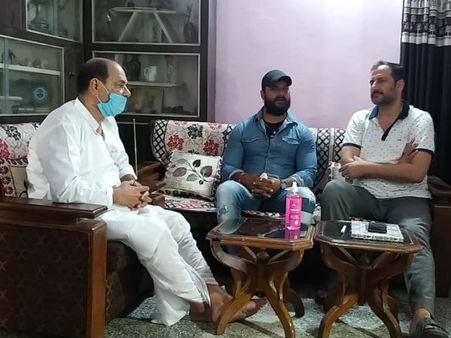सुशांत सिंह राजपूत के परिवार से मिलकर भावुक हुए भोजपुरी स्टार, नेपोटिज्म को लेकर कही ये बात