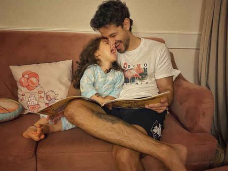 बॉलीवुड ने कुछ यूं मनाया फादर्स डे - इनाया के Poem वाले पापा तो तैमूर के कंधों वाले पापा