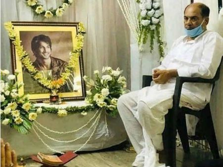 सुशांत सिंह राजपूत की तस्वीर के पास बैठे नजर आए उनके भावुक पिता- दिल तोड़ देने वाली तस्वीर