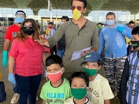 सोनू सूद ने 170 प्रवासी मजदूरों को फ्लाइट से भेजा देहरादून, खुद पहुंचे मुंबई एयरपोर्ट- तस्वीरें