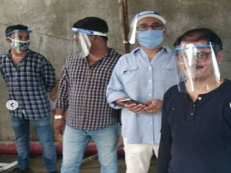 कोरोना खौफ में 'भाभीजी घर पर हैं' शूटिंग- 100 दिन बाद फेस शील्ड में दिखीं अंगूरी भाभी- विभूति Pics