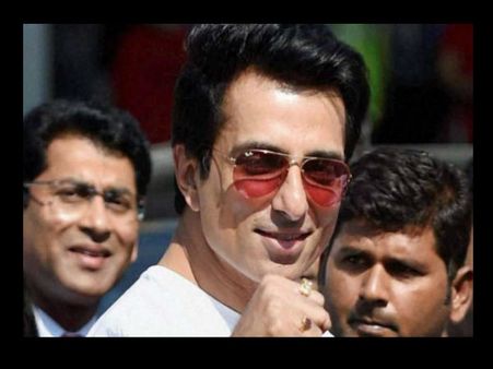 मेरी वेटिंग लिस्ट में 70 हजार प्रवासी मजदूर, फोन बजना बंद नहीं हो रहा है- सोनू सूद का खुलासा
