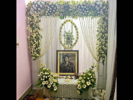 एक हफ्ता- सुशांत सिंह राजपूत के परिवार ने रखी शोक सभा, पहुंचे कई नेता और सितारे, देखिए तस्वीरें