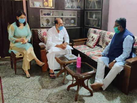 सुशांत सिंह राजपूत के परिवार से पटना में मिले कानून मंत्री रविशंकर प्रसाद, हुई बातचीत, देंखे PICS
