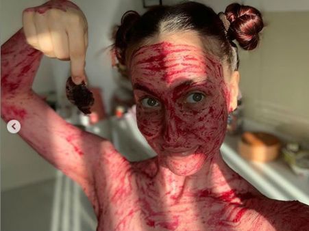 एली अवराम ने अपने शरीर पर रगड़ लिया चुकंदर, बनी बिकिनी BeetRoot गर्ल, वायरल तस्वीर