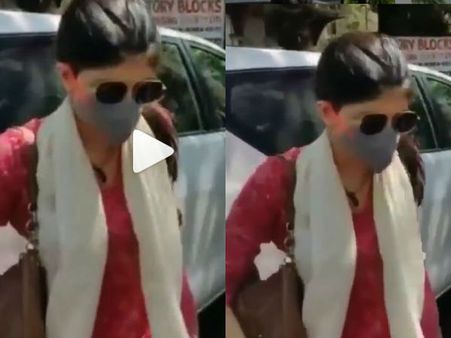 सुशांत की आखिरी फिल्म 'दिल बेचारा' की को-स्टार संजना संघी से पूछताछ, पुलिस स्टेशन पहुंची- PICS