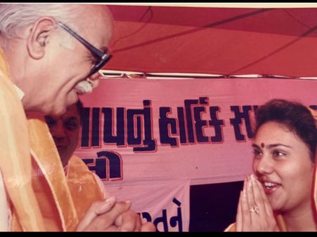 लाल कृष्ण आडवाणी के साथ मुस्कुराते दिखीं रामायण की सीता, चुनाव प्रचार की Throwback तस्वीरें
