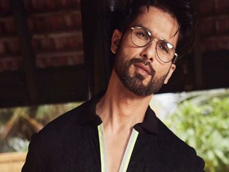 सलमान खान की राह पर शाहिद कपूर, बैकग्राउंड डांसर्स के बैंक अकाउंट में ट्रांसफर किए पैसे