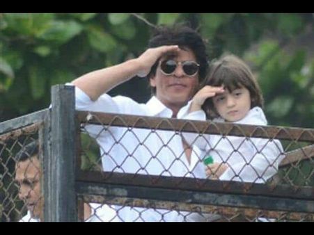 प्रवासी मजदूर के बच्चे की मदद के लिए आगे आए शाहरुख खान