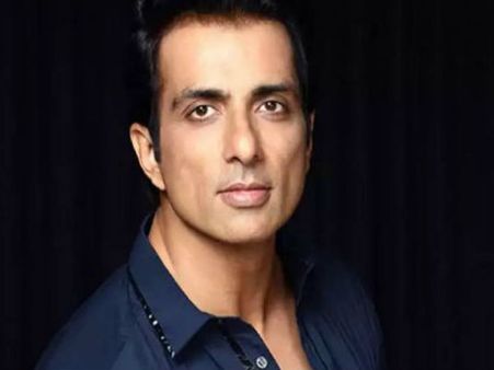 मजदूरों का 'मसीहा' गूगल पर छाया, क्या सोनू सूद शादीशुदा हैं? फैंस कर रहे ऐसे मजेदार सवाल सर्च