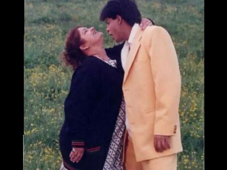 शाहरुख खान को रोमांटिक सॉन्ग के दौरान स्टेप्स सिखातीं सरोज खान- वायरल हुई थ्रोबैक तस्वीर