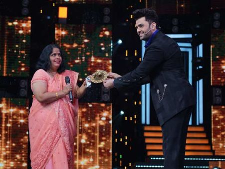 मनीष पॉल ने 'सारेगामापा' लिटिल चैंप्स के लिए कोविड वारियर्स के साथ शूट किया