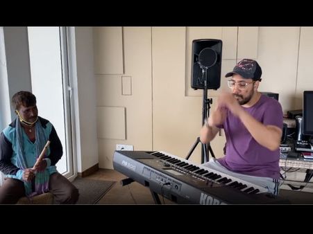 मीका सिंह ने सड़क पर बांसुरी बजाने वाले का किया सम्मान- साथ में शूट किया म्यूजिक वीडियो