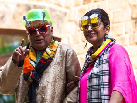 जावेद अख्तर और शबाना आजमी की फनी तस्वीर वायरल- बियर और गिटार वाला चश्मा पहने दिखे