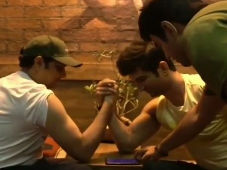 सुशांत सिंह राजपूत से दिल बेचारा के निर्देशक ने लड़ाया था पंजा, Video वायरल, कौन जीता?