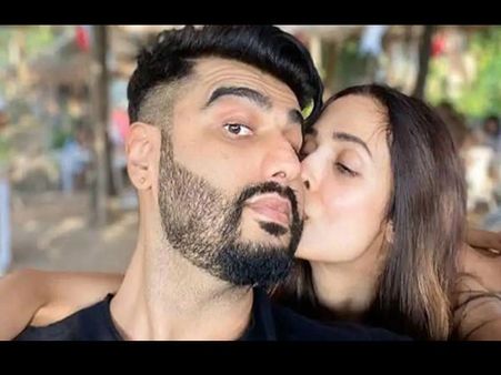 अर्जुन कपूर के घर दुल्हन बनकर पहुंची मलाइका अरोड़ा, तस्वीरें देख आप भी हो जायेंगे फिदा