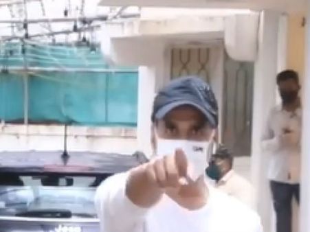कोरोना मास्क ना लगाने पर पैपराजी पर भड़का अक्षय कुमार का गुस्सा- पहले मास्क लगा VIDEO