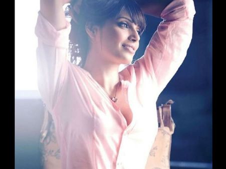 लॉकडाउन में बेहद HOT हुईं बिपाशा बसु, पिंक शर्ट में बोल्ड तस्वीर उड़ा देंगी आपके होश