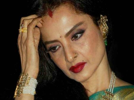 रेखा के घर काम करने वाले सिक्यॉरिटी गार्ड को कोरोना, बंगला हुआ सील- BMC ने लगाया नोटिस