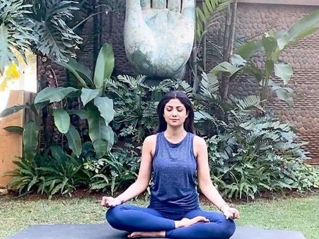 123 साल के बनारस बाबा से 'शिल्पा शेट्टी' लेती हैं जीवन ज्ञान, पहली बार VIDEO देख हो जायेंगे हैरान