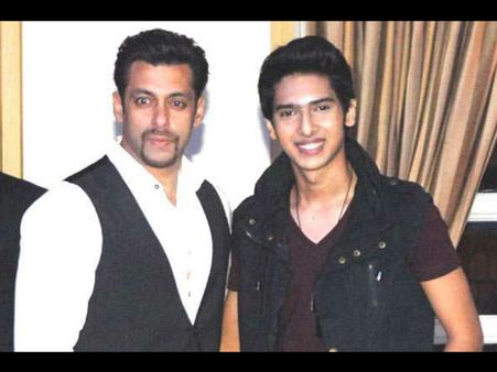 सलमान खान के फैंस ने किया सिंगर अमाल मलिक को ट्रोल, कहा- 'बॉलीवुड में चाट कर काम नहीं करना'