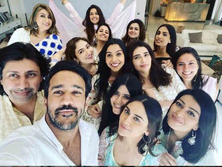 Pics of the Day: धूमधाम से हुआ एकता कपूर के घर गणपति विसर्जन, स्टार्स की भीड़, देखिए तस्वीरें