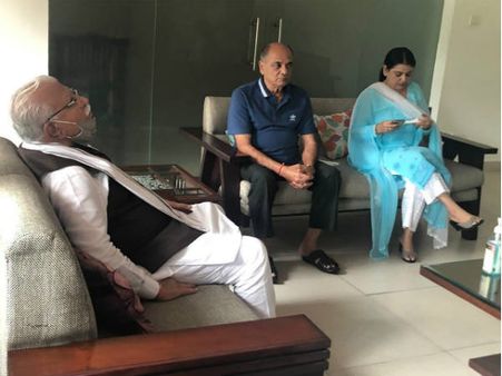 सुशांत के पिता और बहन से मिले हरियाणा के CM मनोहर लाल खट्टर, भावुक हो उठे पिता, देंखे तस्वीरें
