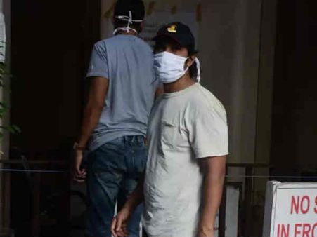 एक्टर रणदीप हुडा मुंबई के ब्रीच कैंडी अस्पताल में भर्ती