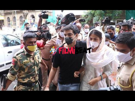 सुशांत केस: ED दफ्तर पहुंचे रिया चक्रवर्ती, पिता इंद्रजीत और भाई शौविक- पूछताछ शुरू- PICS