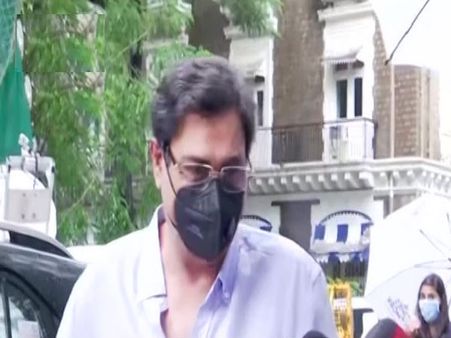 ईडी की निर्देशक रूमी जाफरी से पूछताछ, बनाने वाले थे रिया चक्रवर्ती और सुशांत के साथ फिल्म