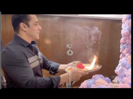 Pics of the Day: सलमान खान ने की गणपति आरती, परिवार के साथ मना रहे त्योहार, देखिए तस्वीरें