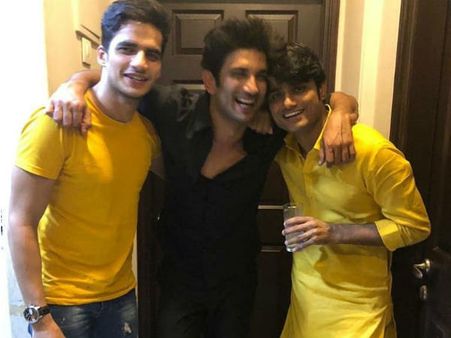 लीक हुआ संदीप सिंह का वीडियो - मुंबई पुलिस को कर रहे थे ईशारे, सुशांत की एंबुलेंस में क्यों बैठे?